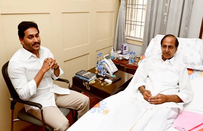 AP CM YS Jagan meets ex-CM KCR at his residence