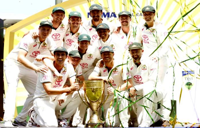 Australia Team for one last time pose with the trophy and David Warner