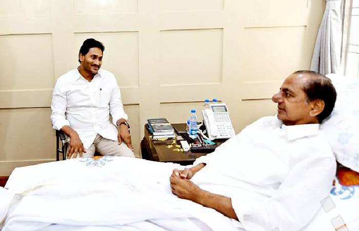 CM Jagan meeting KCR and his mother on the same day his sister joined in Congress has become interesting