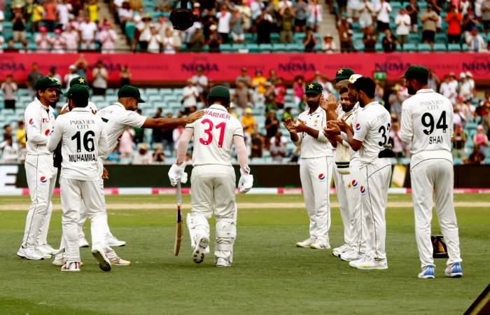 David Warner walks out to bat in his final Test Match and Pakistan players give him guard of honor