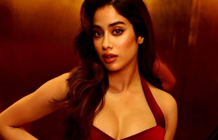 Janhvi Kapoor looks gorgeous in this gown