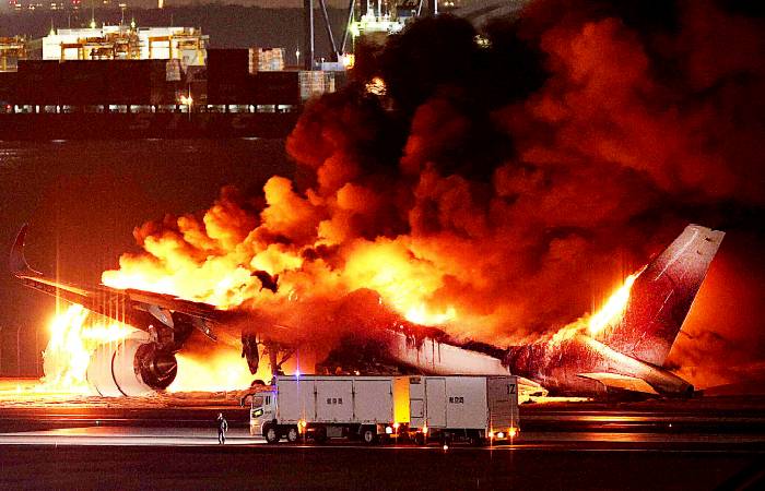Japan Airlines flight on fire at Haneda Airport