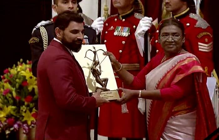 Mohammed Shami receives Arjuna Award from President Draupadi Murumu
