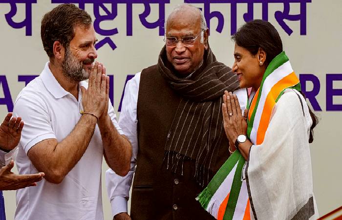 YS Sharmila has joined Congress in front of Rahul Gandhi in Delhi