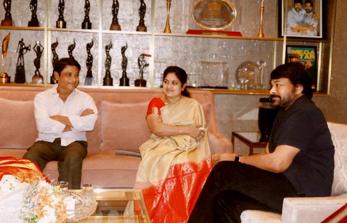 Megastar Chiranjeevi chatting with Maharshi Raghava and his wife