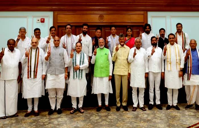 Narendra Modi showing victory sign with all NDA allies