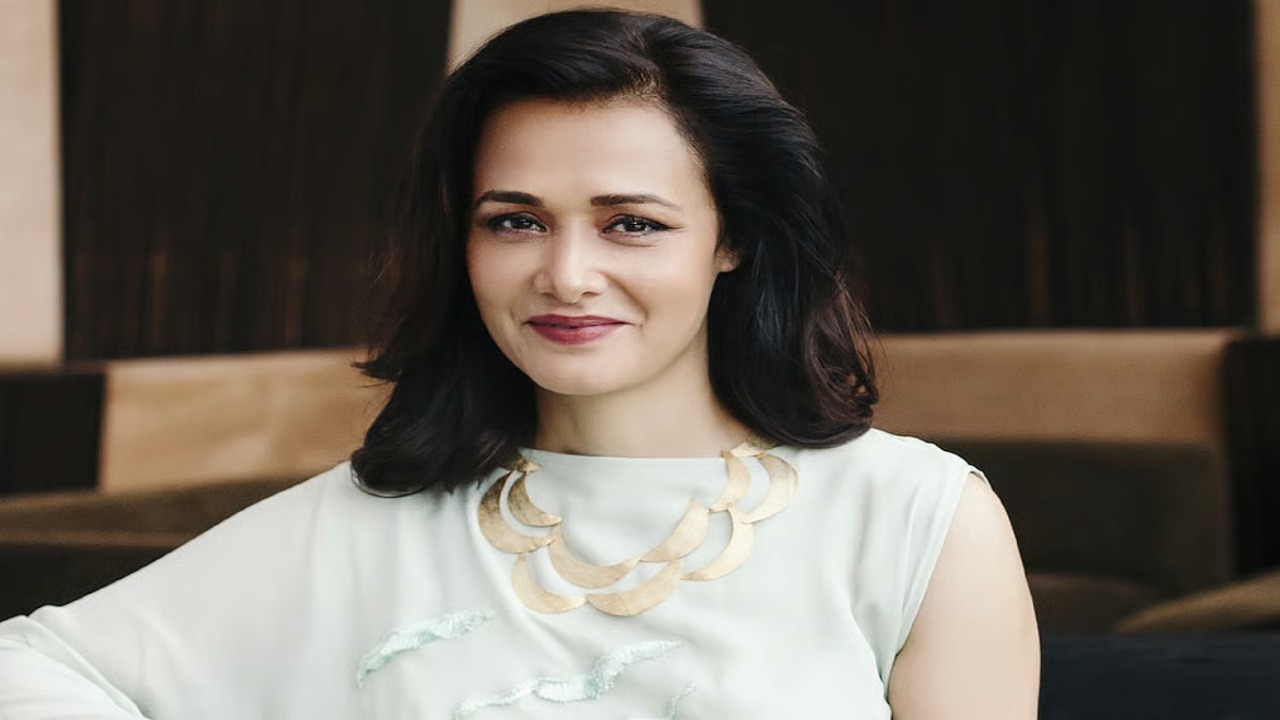 Amala Akkineni faces late-night intrusion, calls out fake fans