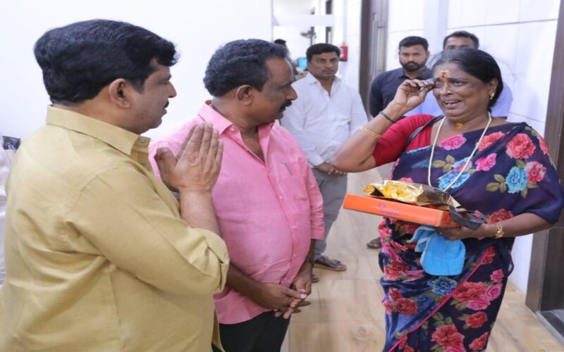 Paakeeza gets ₹2 lakh aid from Pawan Kalyan