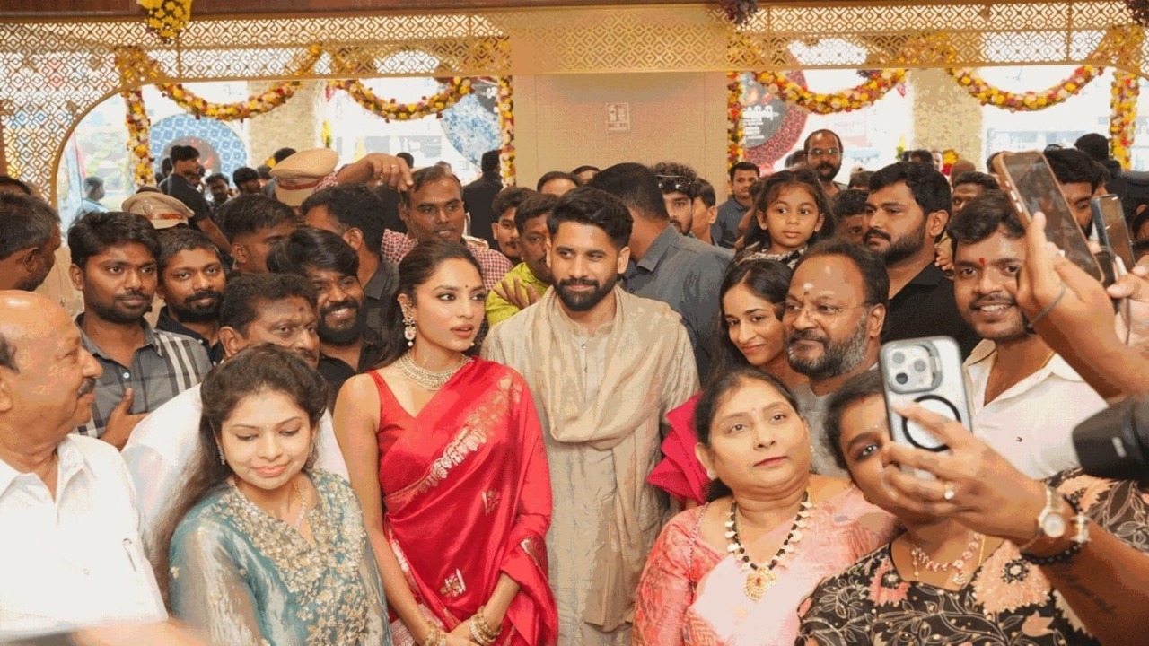 Naga Chaitanya and Sobhita draw crowds at Hyderabad mall