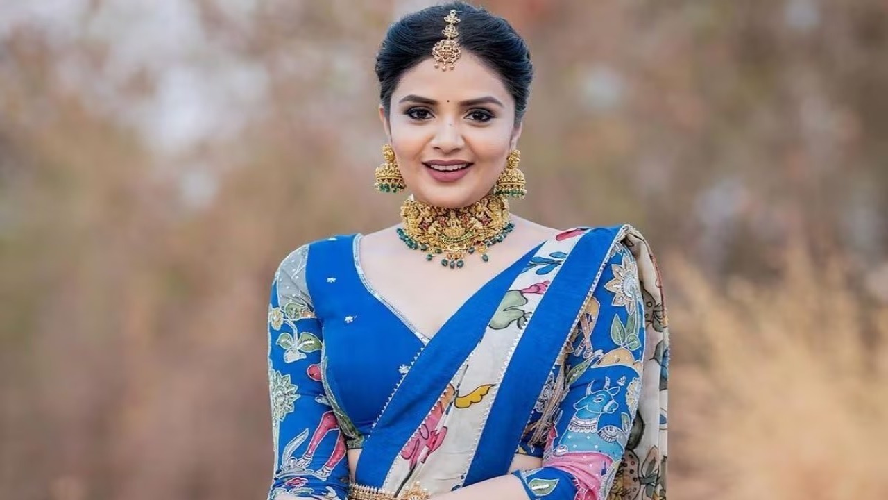 Sreemukhi sets social media ablaze with trendy look