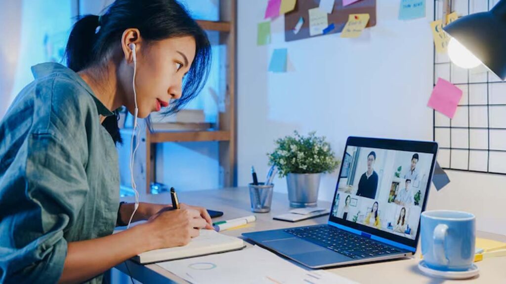 7 Short Courses to Take in Your 20s To Turn Full-Time Careers